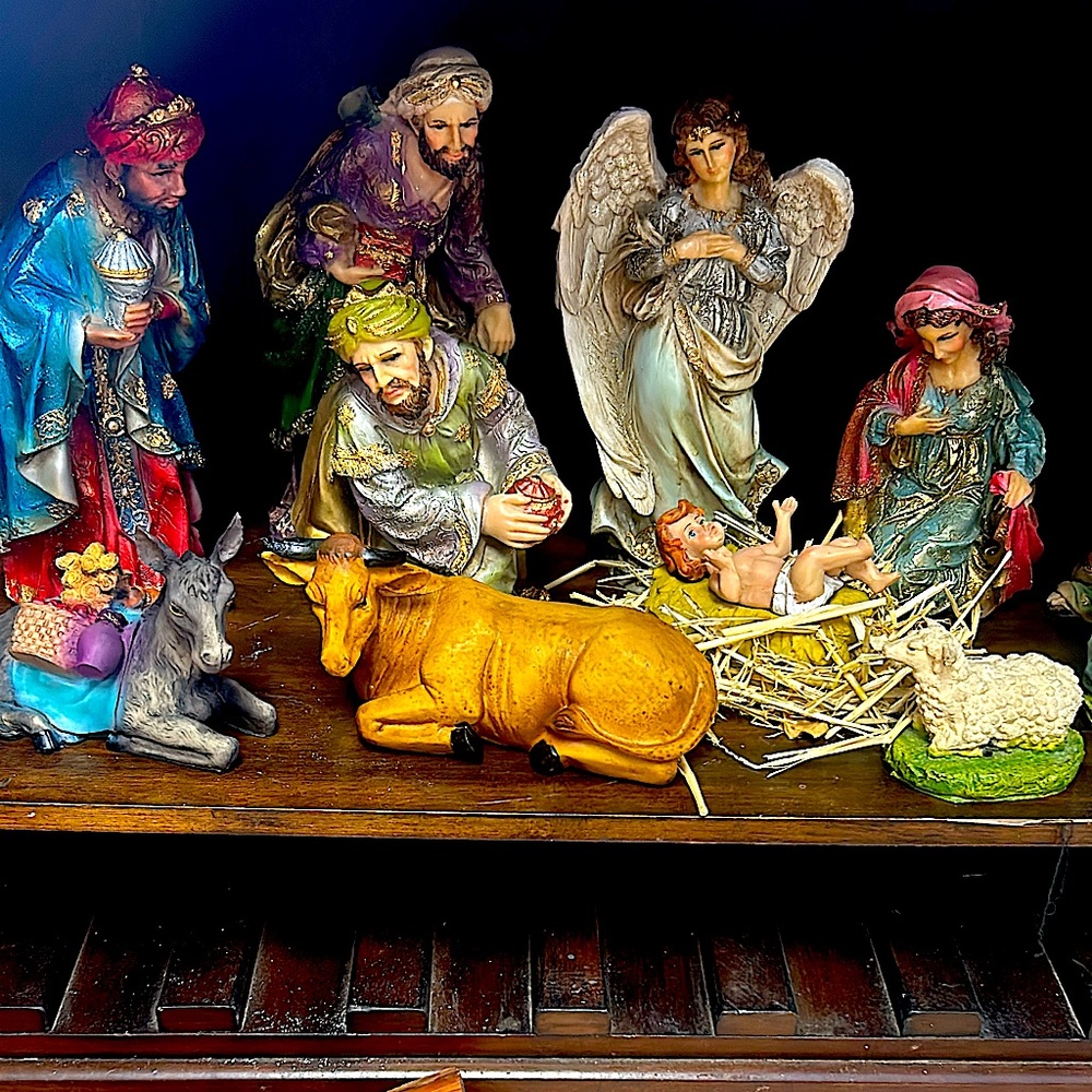12 piezas with Jesus baby 17 ‘ in long material resin